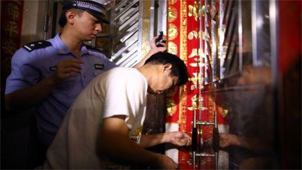 坡妹镇请开锁师傅开了锁后，师傅为什么一般都不进门，就算主人请也不进去？